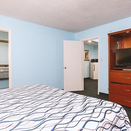 Sky-Palace Inn & Suites Wichita East 외부 사진