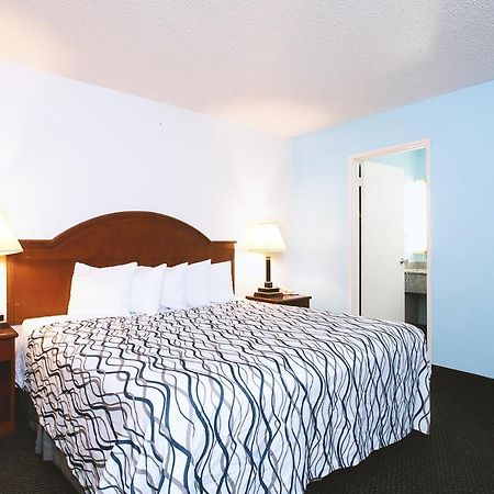 Sky-Palace Inn & Suites Wichita East 외부 사진