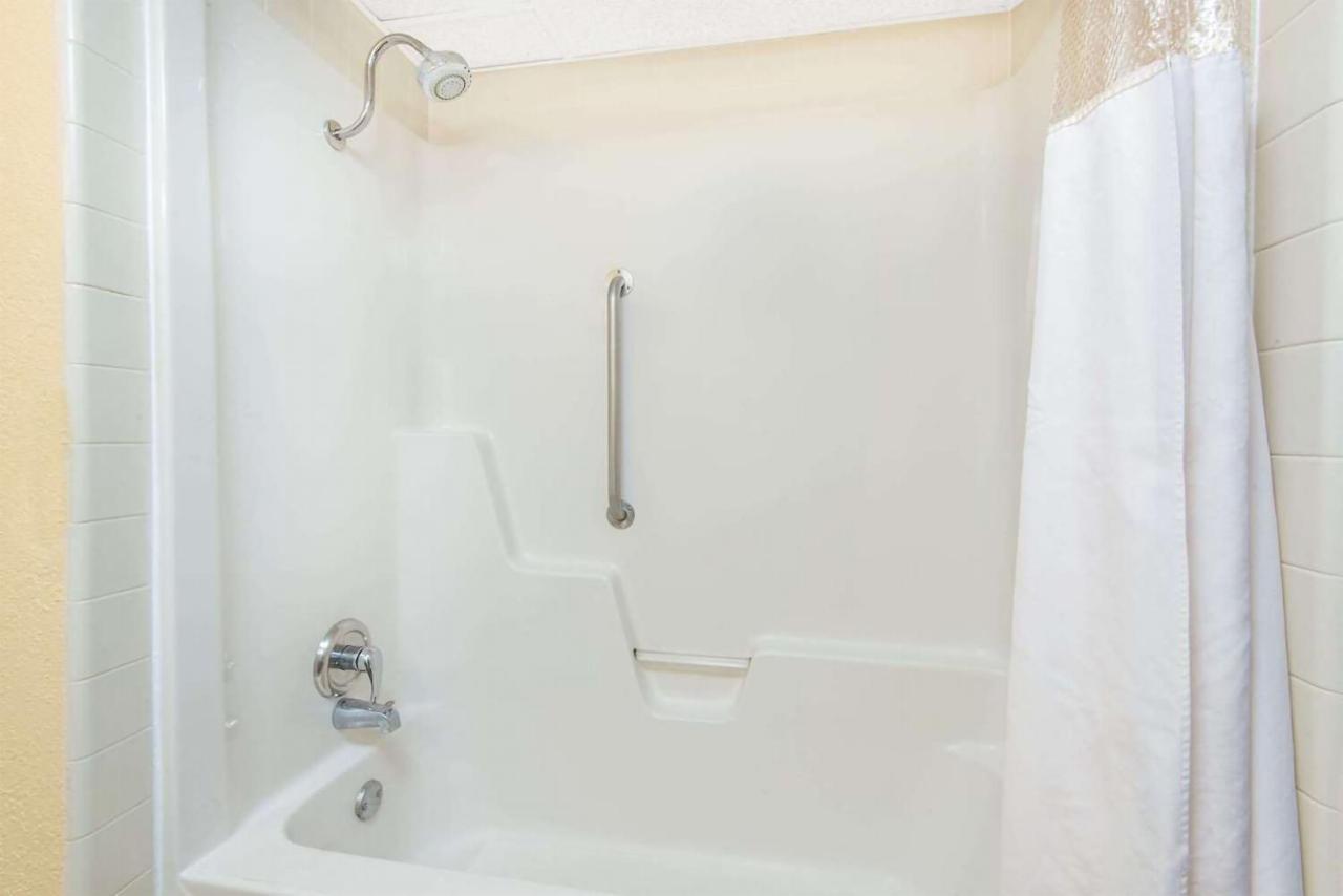 Sky-Palace Inn & Suites Wichita East 외부 사진