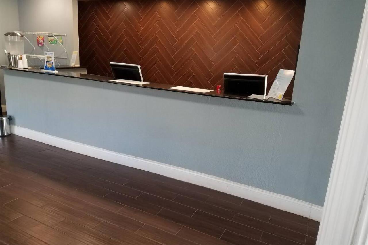 Sky-Palace Inn & Suites Wichita East 외부 사진