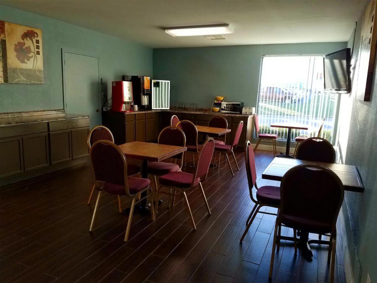 Sky-Palace Inn & Suites Wichita East 외부 사진