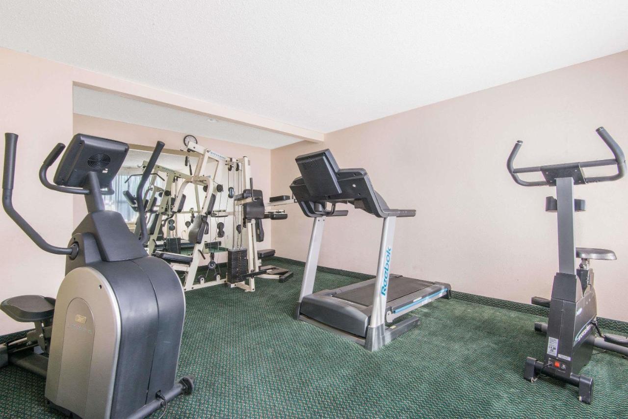 Sky-Palace Inn & Suites Wichita East 외부 사진