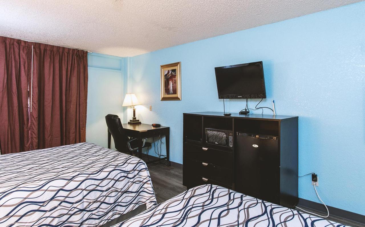 Sky-Palace Inn & Suites Wichita East 외부 사진