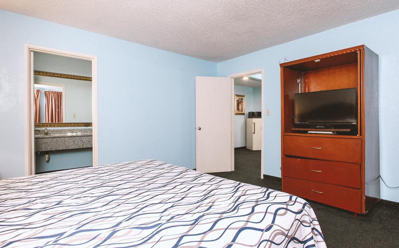 Sky-Palace Inn & Suites Wichita East 외부 사진