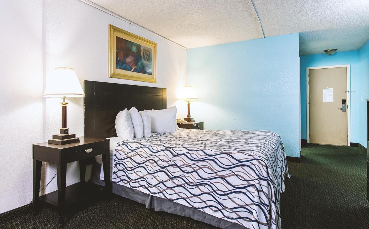 Sky-Palace Inn & Suites Wichita East 외부 사진