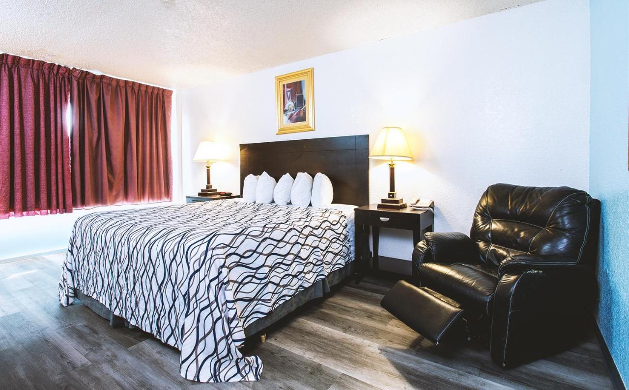 Sky-Palace Inn & Suites Wichita East 외부 사진