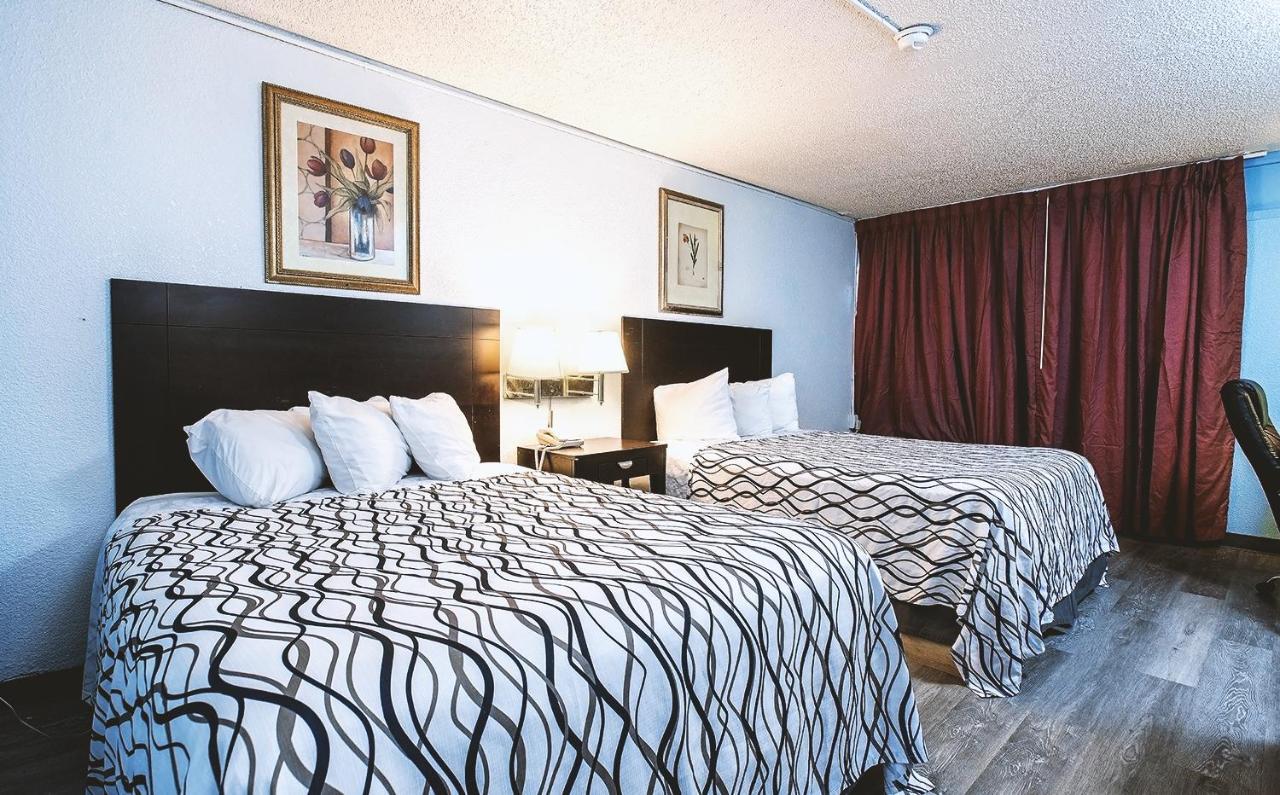 Sky-Palace Inn & Suites Wichita East 외부 사진