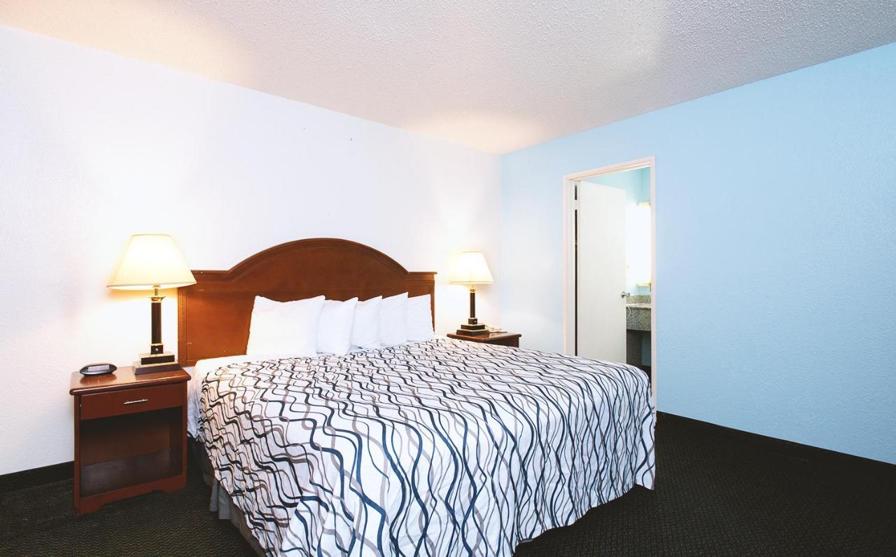 Sky-Palace Inn & Suites Wichita East 외부 사진